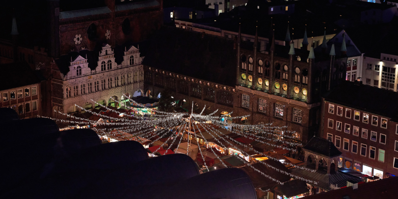 Överblickande bild över Lübecks julmarknad