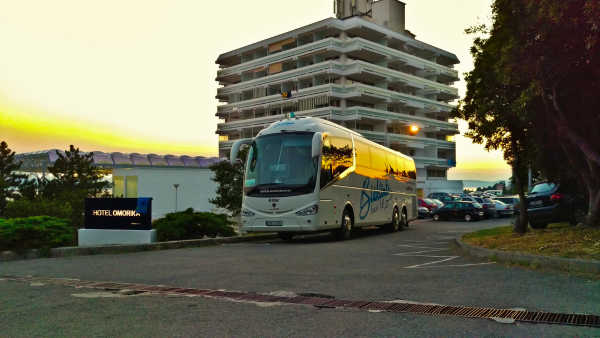 En buss framför ett Kroatiskt hotell